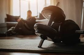 多位小球迷为詹皇唱生日歌 美媒晒13数据赞GOAT 统治最年轻最年长